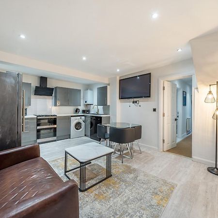 Two Bed Home In The Heart Of 에그햄 외부 사진